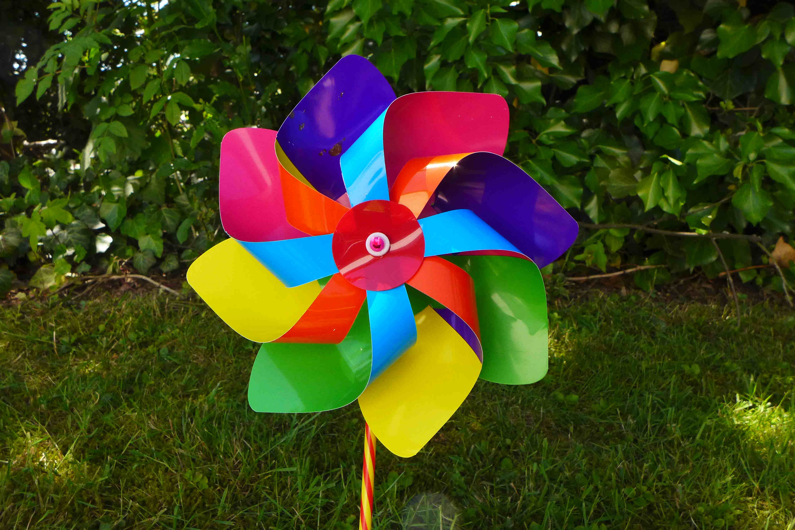 Pfingst-Aktion: Windräder basteln für unseren "Windrad-Garten" rund ums Kreuz